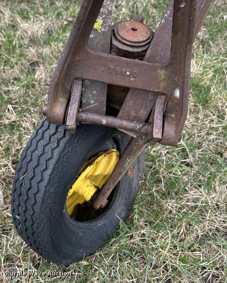 image for item EH5372 John Deere 858 hay rake