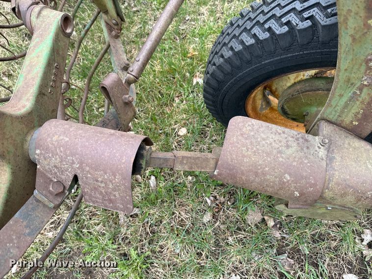 image for item EH5372 John Deere 858 hay rake