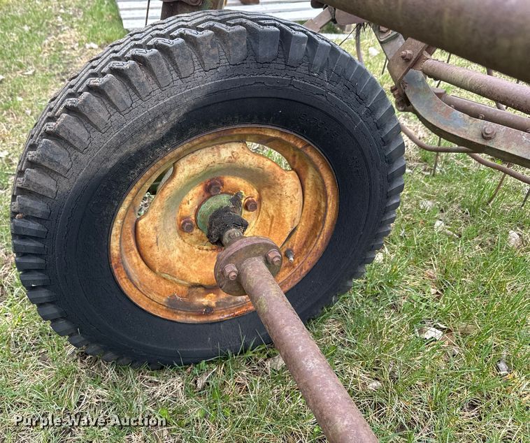 image for item EH5372 John Deere 858 hay rake