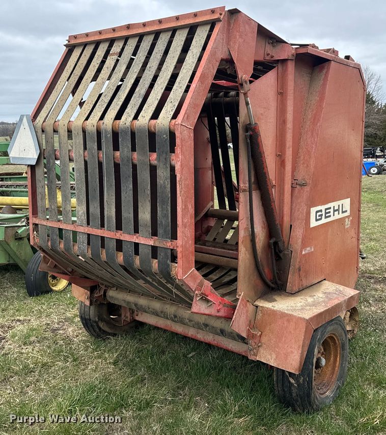 image for item EH5377 Gehl 1500 round baler