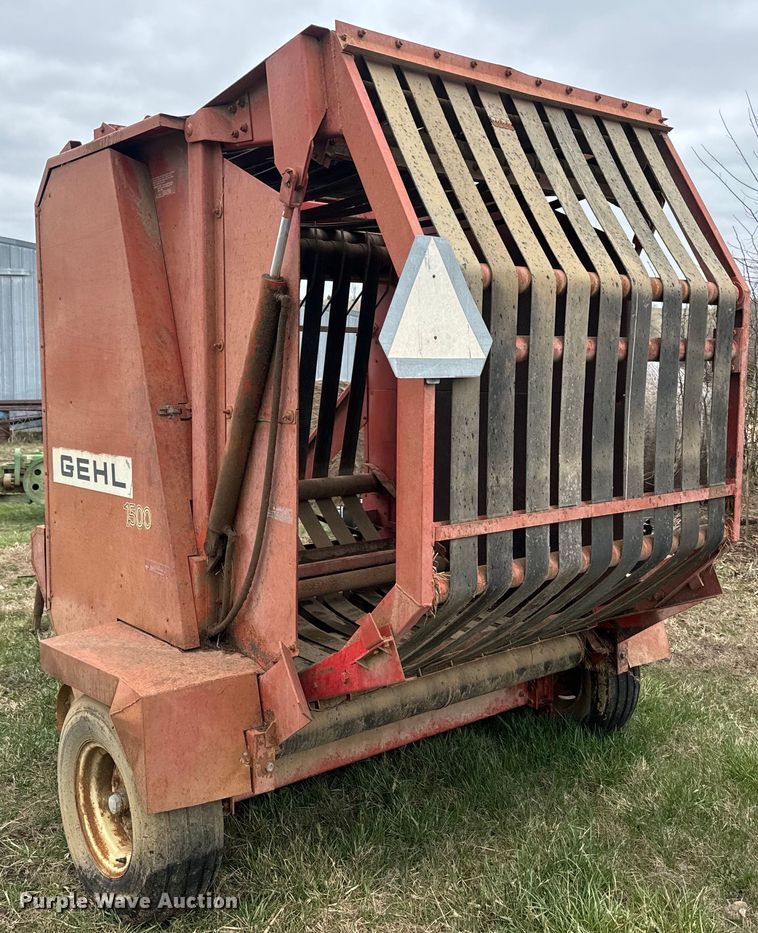 image for item EH5377 Gehl 1500 round baler