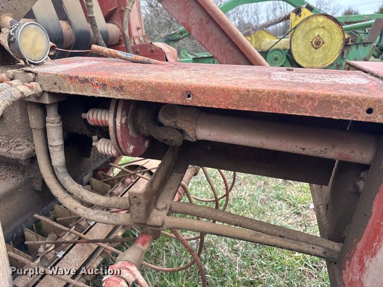 image for item EH5377 Gehl 1500 round baler