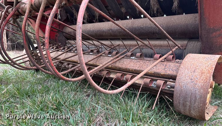 image for item EH5377 Gehl 1500 round baler