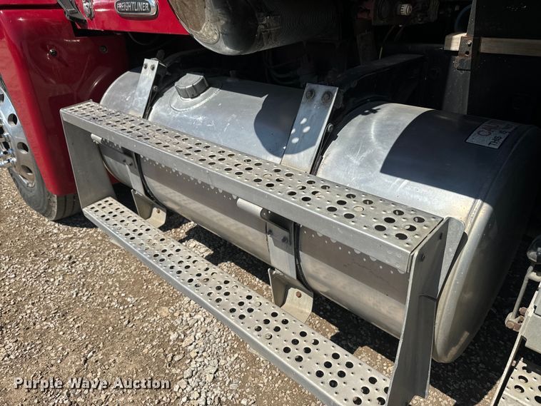 image for item EH5383 1999 Freightliner  FLD grain truck