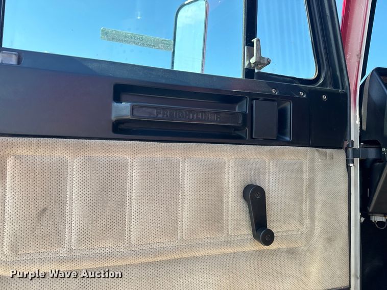 image for item EH5383 1999 Freightliner  FLD grain truck