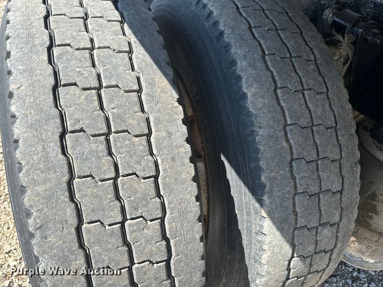 image for item EH5383 1999 Freightliner  FLD grain truck