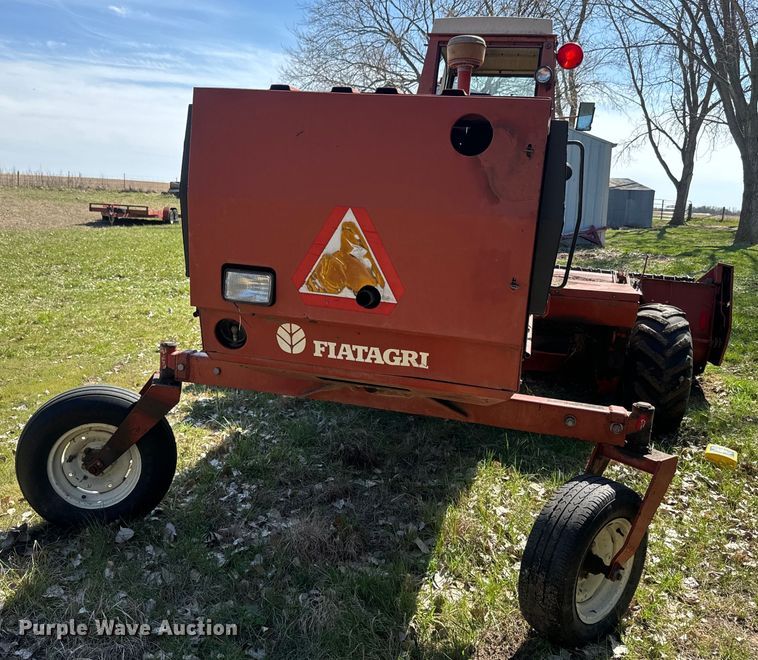 image for item EH5389 1987 Hesston 8200 swather / windrower