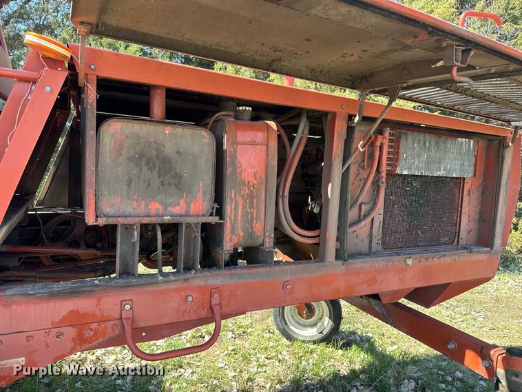 image for item EH5389 1987 Hesston 8200 swather / windrower