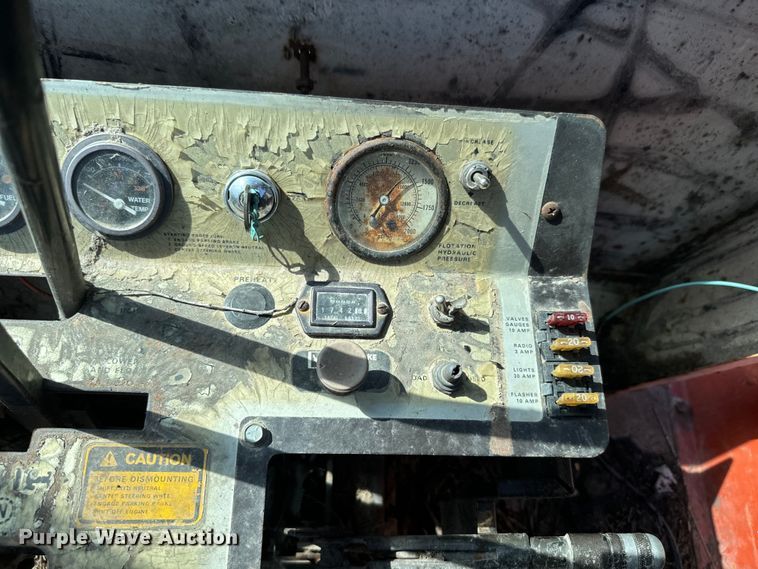 image for item EH5389 1987 Hesston 8200 swather / windrower