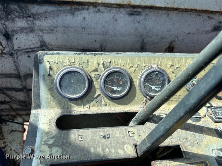 image for item EH5389 1987 Hesston 8200 swather / windrower