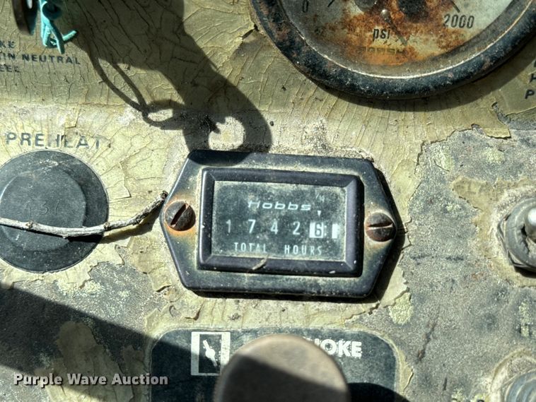 image for item EH5389 1987 Hesston 8200 swather / windrower