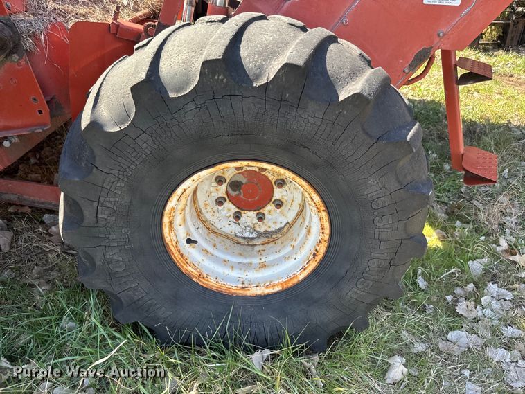 image for item EH5389 1987 Hesston 8200 swather / windrower