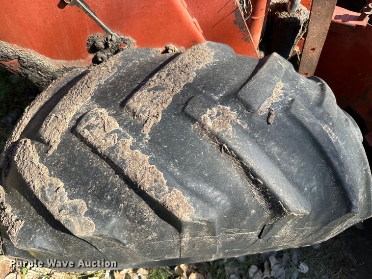 image for item EH5389 1987 Hesston 8200 swather / windrower