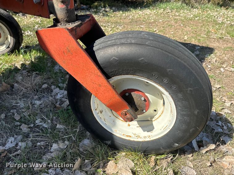 image for item EH5389 1987 Hesston 8200 swather / windrower