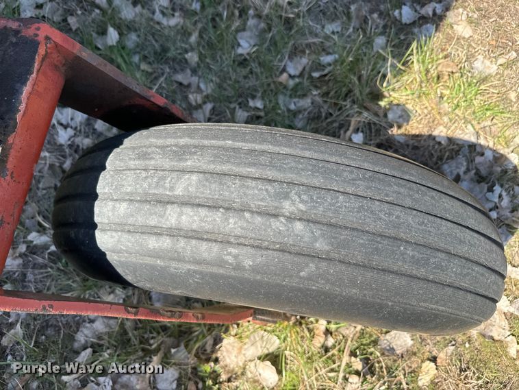 image for item EH5389 1987 Hesston 8200 swather / windrower