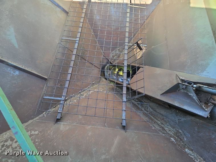 image for item EI3663 Brent GC572 grain cart