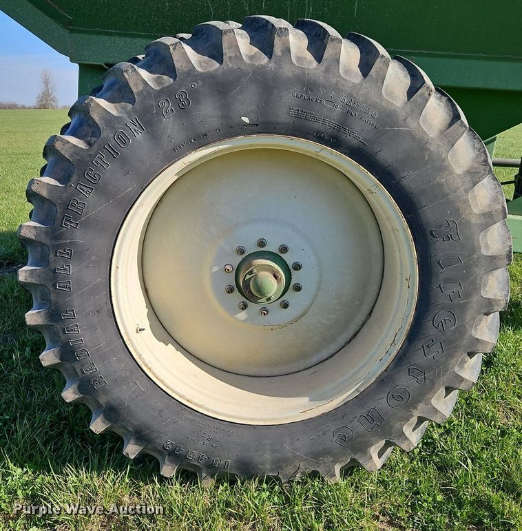 image for item EI3663 Brent GC572 grain cart