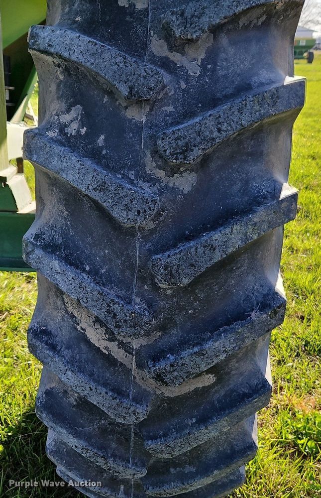 image for item EI3663 Brent GC572 grain cart