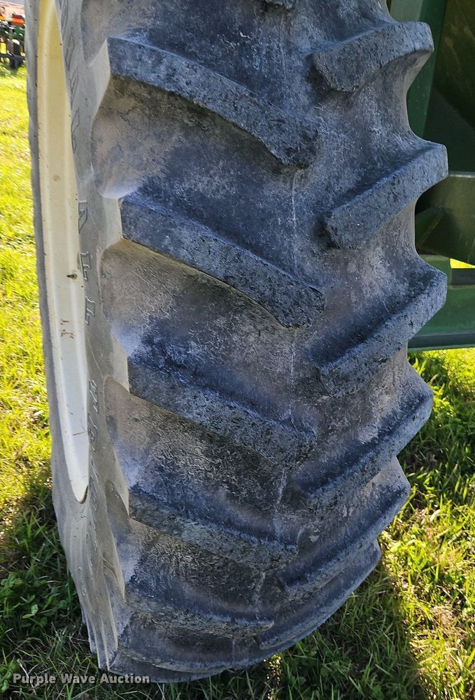 image for item EI3663 Brent GC572 grain cart