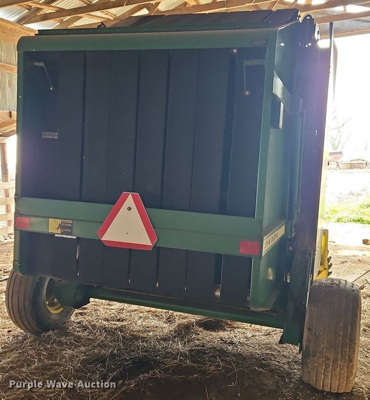 image for item EI3674 1986 John Deere 530 round baler