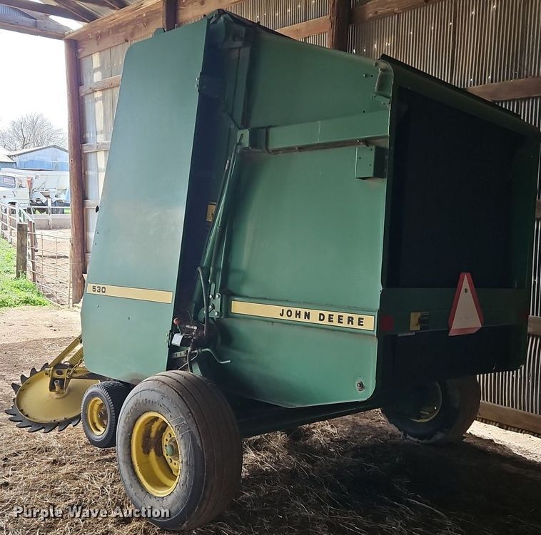image for item EI3674 1986 John Deere 530 round baler
