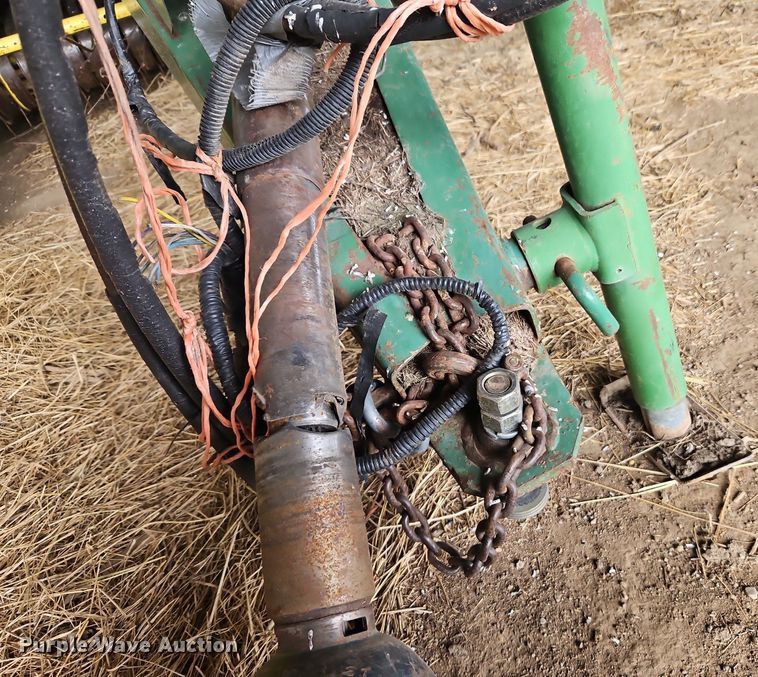 image for item EI3674 1986 John Deere 530 round baler