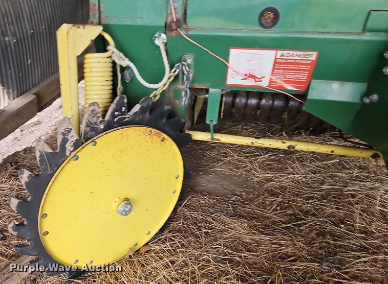 image for item EI3674 1986 John Deere 530 round baler