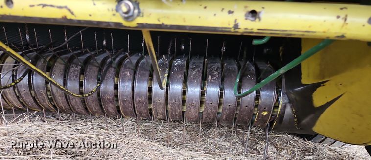 image for item EI3674 1986 John Deere 530 round baler