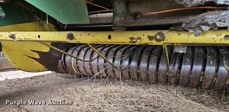 image for item EI3674 1986 John Deere 530 round baler