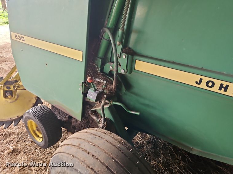 image for item EI3674 1986 John Deere 530 round baler