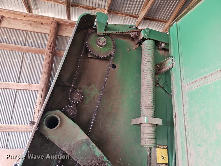 image for item EI3674 1986 John Deere 530 round baler