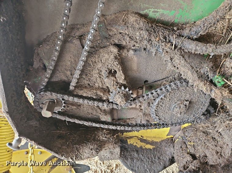 image for item EI3674 1986 John Deere 530 round baler