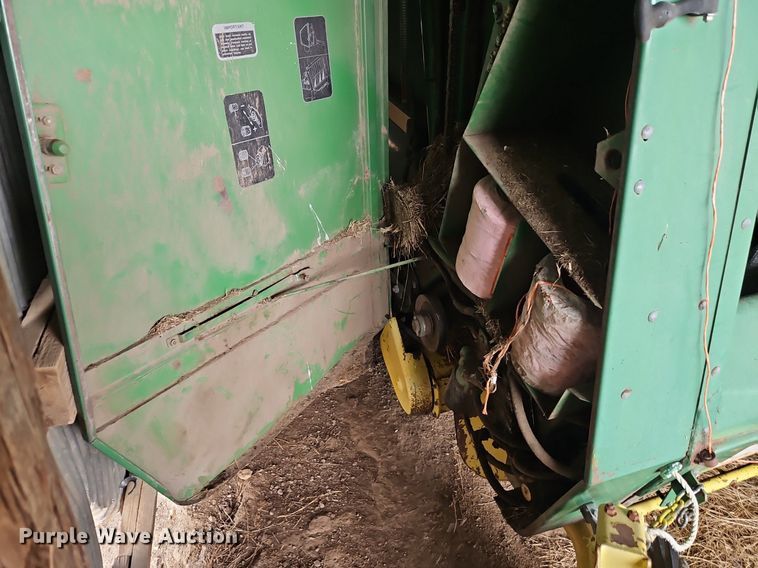 image for item EI3674 1986 John Deere 530 round baler