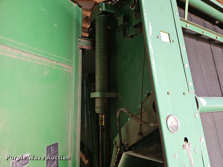 image for item EI3674 1986 John Deere 530 round baler