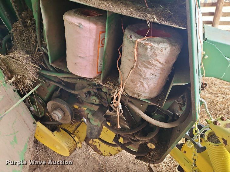 image for item EI3674 1986 John Deere 530 round baler