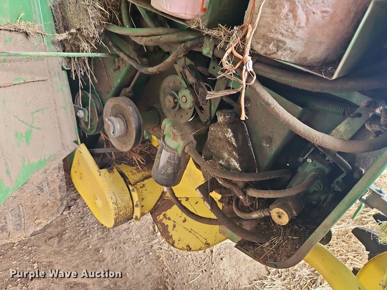 image for item EI3674 1986 John Deere 530 round baler
