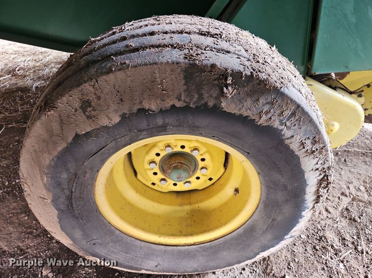 image for item EI3674 1986 John Deere 530 round baler