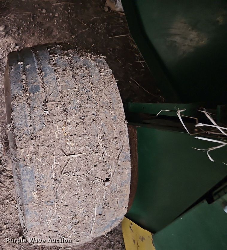 image for item EI3674 1986 John Deere 530 round baler