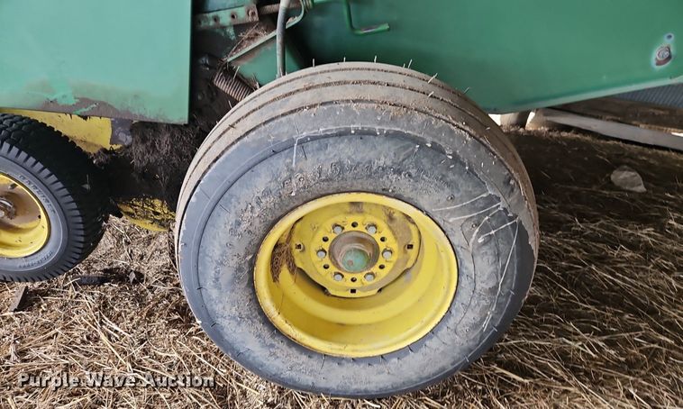 image for item EI3674 1986 John Deere 530 round baler
