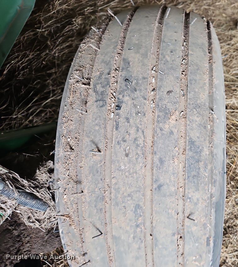 image for item EI3674 1986 John Deere 530 round baler