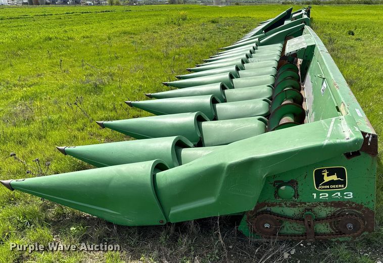 image for item EJ0390 John Deere 1243 corn head
