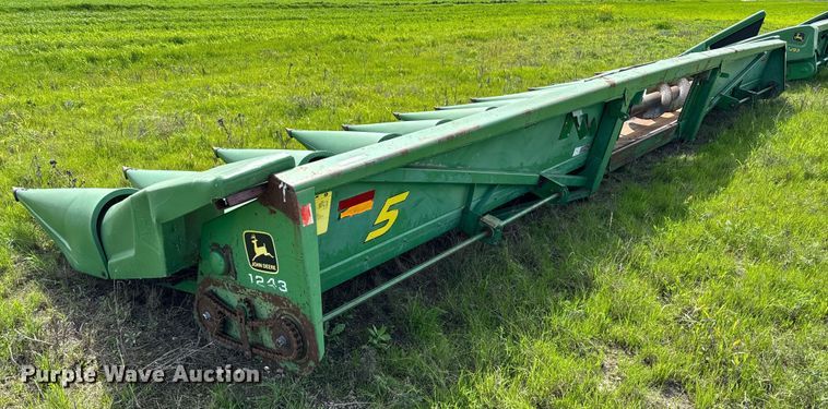 image for item EJ0390 John Deere 1243 corn head