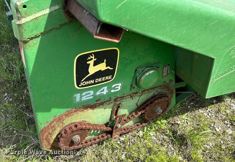 image for item EJ0390 John Deere 1243 corn head