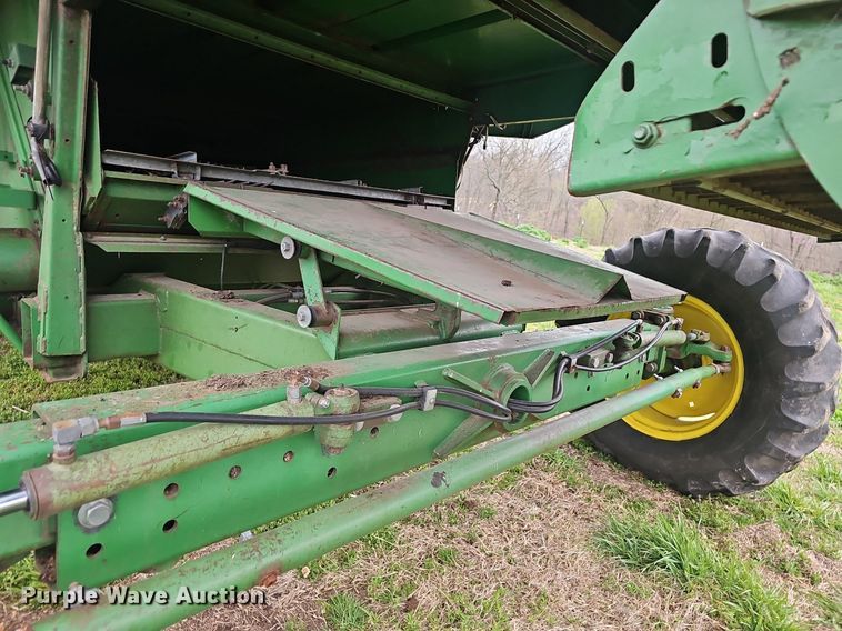 image for item EJ6222 1990 John Deere 9500 combine