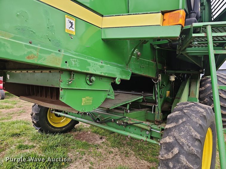 image for item EJ6222 1990 John Deere 9500 combine
