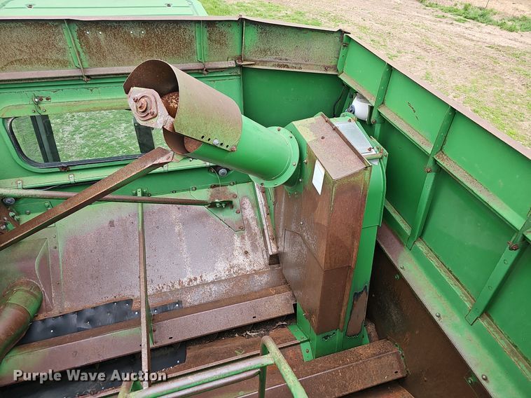 image for item EJ6222 1990 John Deere 9500 combine