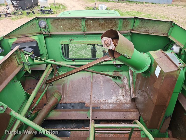 image for item EJ6222 1990 John Deere 9500 combine