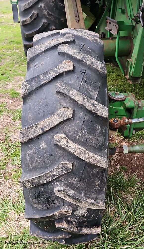 image for item EJ6222 1990 John Deere 9500 combine