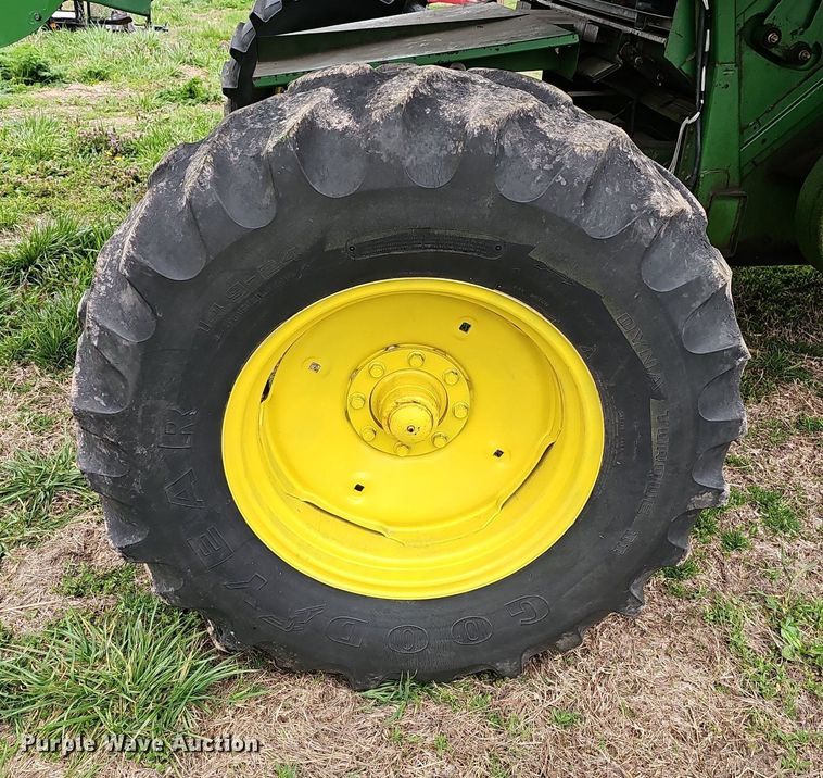 image for item EJ6222 1990 John Deere 9500 combine
