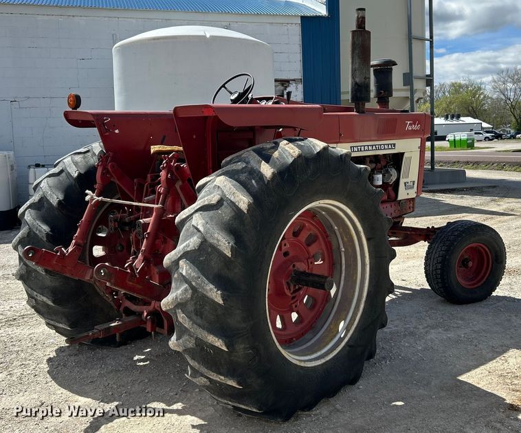 image for item EK4458 1974 International Farmall 1466  tractor